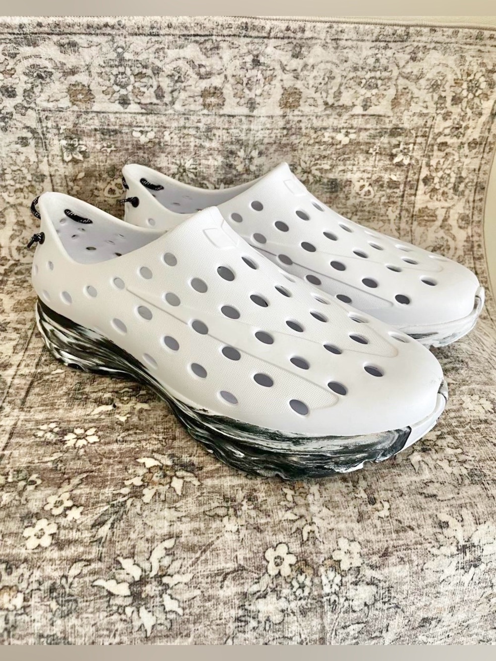 Kane Footwear Revive Recovery Shoes Size 17 Mens White and Black *FLAW*